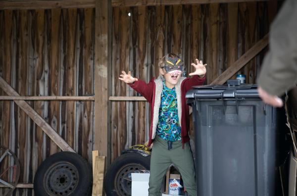 Bild 1 von 3: Theo (Noah Storm Otto) sucht die Freiheit: An seinem Geburtstag flieht er aus der Pflegefamilie, um den Tag bei seinen Eltern zu verbringen.