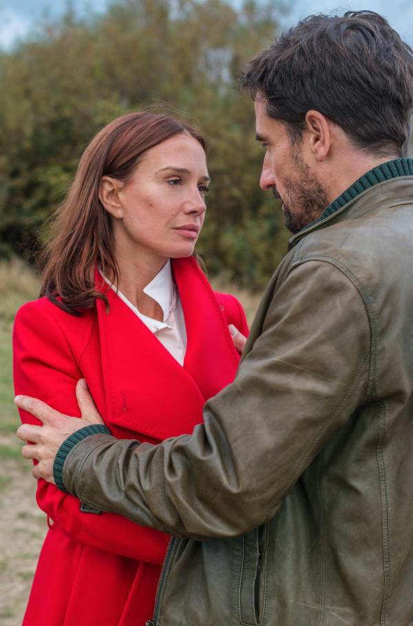 Bild 1 von 8: Hauptkommissar Stedefreund (Oliver Mommsen) kommt der Verdächtigen Maria Voss (Nadeshda Brennicke) näher, als gut ist.