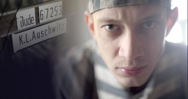 Bild 1 von 6: 1940 errichtet die SS das erste KZ im besetzten Polen: Auschwitz. Wilhelm Brasse ist einer der ersten Gefangenen. Er muss die ankommenden Häftlinge fotografieren und erlebt von Anfang an Gewalt.