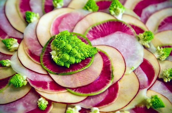 Bild 1 von 4: Kleine Weihnachtsbäume: Romanesco-Röschen dienen als Deko auf dem Gemüse-Carpaccio.
