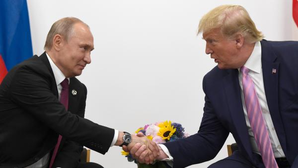 Bild 1 von 2: Shakehands beim G20-Gipfel in Japan im Juni 2019. Angeblich versteht sich Donald Trump bis heute gut mit Wladimir Putin. Ist Russlands autokratischer Herrscher ein Vorbild für den US-Präsidenten?