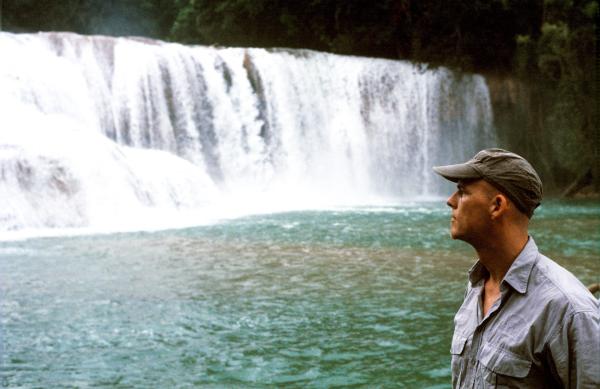 Bild 1 von 11: Herbert Nitsch blickt auf den Wasserfall Agua Azul im Bundesstaat Chiapas Mexiko.