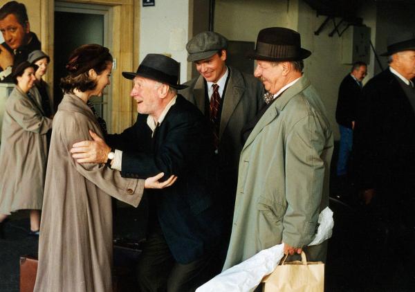 Bild 1 von 12: Im Bild (v.li.): Caroline Vasicek (Elena Bühringer), Karl Merkatz (Karl Bockerer), Sascha Wussow (Gustl), Heinz Petters (Hatzinger).