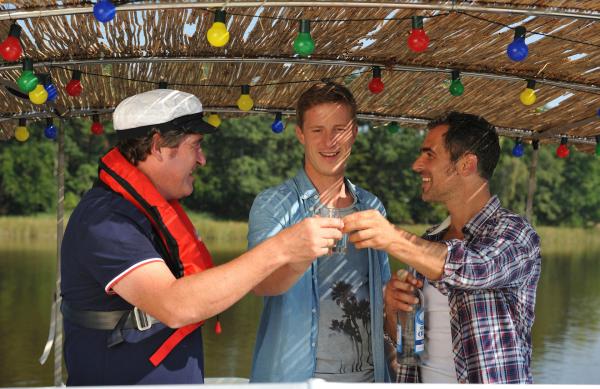 Bild 1 von 4: Henner (Stephan Szász), Simon (Gabriel Merz) und Finke (Golo Euler) haben nicht nur Spaß miteinander, sie werden auf dem Hausboot auch zu echten Freunden.