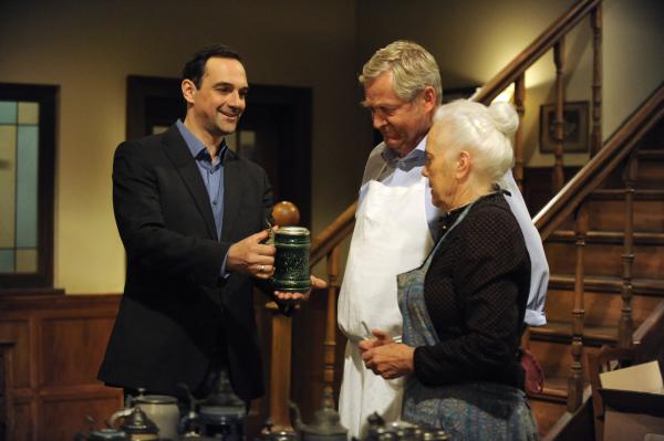 Bild 1 von 11: Mike kann Theres' Begeisterung für die alten Bierkrüge nicht teilen. Von links: Mike Preissinger (Harry Blank), Jospeh (Wilhelm Manske) und Theresa Brunner (Ursula Erber).