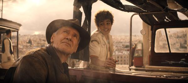 Bild 1 von 13: Indiana Jones (Harrison Ford, l.); Teddy Kumar (Ethann Isidore, r.)