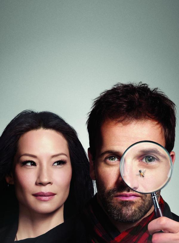 Bild 1 von 9: (3. Staffel) - Elementary: Sherlock Holmes (Jonny Lee Miller, r.) und Joan Watson (Lucy Liu, l.) lösen im heutigen New York spannende Kriminalfälle ...