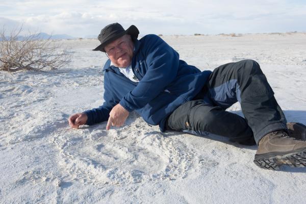 Bild 1 von 13: Eiszeit-Experte Dick Mol findet im Gips der White Sands in New Mexico die Fußspur eines Mammuts, darin den Fußabdruck eines menschlichen Jägers.