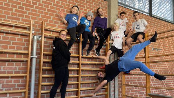 Bild 1 von 1: Marina lernt, wie sie einen Parkour läuft und was sie machen muss, wenn ein Trick mal nicht so gut klappt.
© BR/megaherz GmbH/Amelie Cran - Honorarfreie Verwendung gemäß AGB im redaktionellen Zusammenhang mit genannter Sendung bei Nennung \