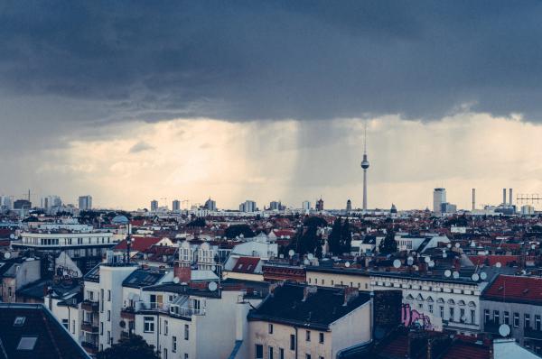 Bild 1 von 6: Clans in Berlin führen oftmals ein abgeschottetes Leben und verüben immer wieder spektakuläre Straftaten. Es ist eine Parallelgesellschaft, in der eigene Regeln und Gesetze herrschen.