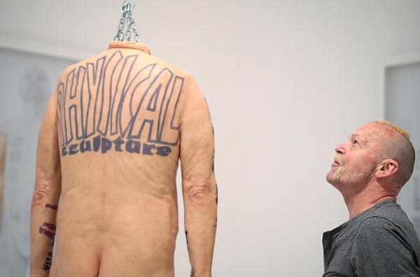 Bild 1 von 6: 2024 verkaufte der österreichische Performance-Künstler FLATZ die Tattoos auf seiner Haut an einen Schweizer Sammler. Bis zu seinem Tod werden Replikate seiner Haut wie Gemälde in Museen ausgestellt.