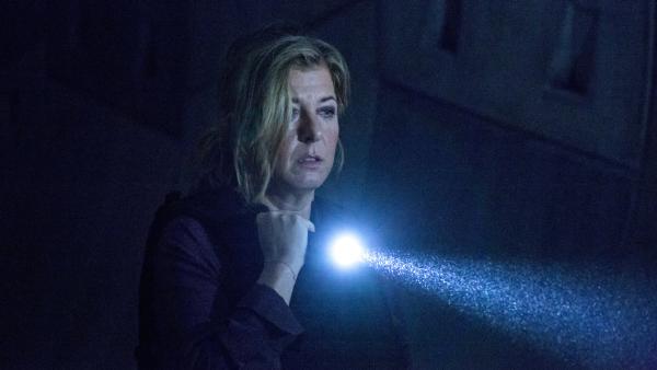 Bild 1 von 4: Journalistin Naja (Paprika Steen) hat sich entschlossen, zu den Geiseln in den U-Bahn-Schacht zu gehen.