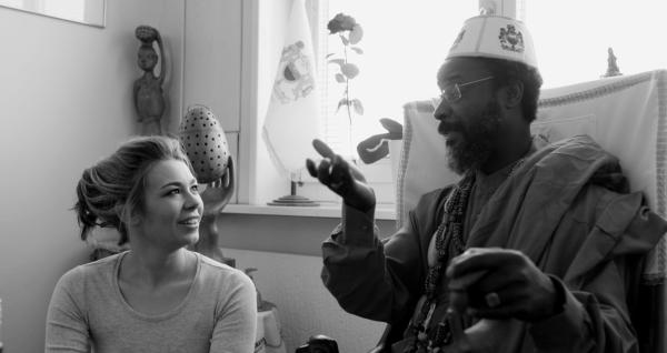 Bild 1 von 10: Prinz Bokpe von Allada regiert von seiner Auto-Werkstatt aus ein kleines Land an der Westküste Afrikas. Kann er seine Macht nur ausüben, weil alle glauben, dass er dazu legitimiert ist?