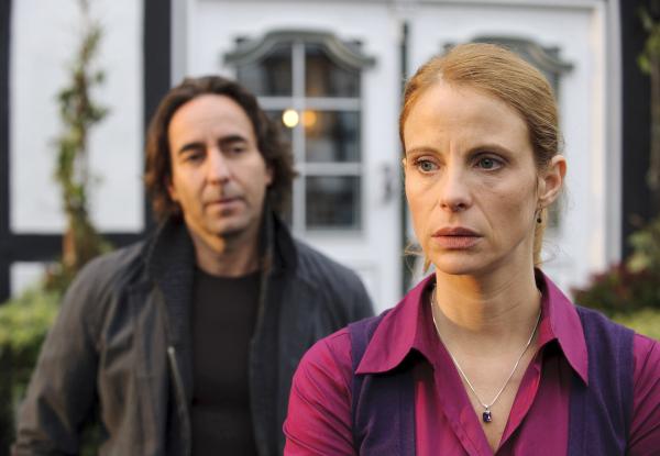 Bild 1 von 18: Linda (Julia Jäger) erschrickt selbst darüber, wie viel sie plötzlich für ihren Tanzpartner Peer (Dieter Landuris) empfindet.