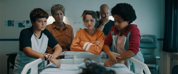 Bild 1 von 4: Von links: Sammy (Arthur Hermans), Jos (Ann Tuts), Ella (Cécile Enthoven), Thomas (Stan Van Samang) und Noor (Maja Azila) machen sich Sorgen um den kranken Felix (Junes Callaert).