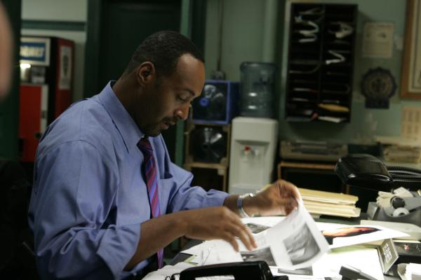Bild 1 von 4: Jesse L. Martin as Detective Ed Green -- NBC
