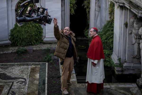 Bild 1 von 6: (L to R) Director Edward Berger and actor Ralph Fiennes on the set of CONCLAVE, a Focus Features release. Credit: Philippe Antonello/Focus Features