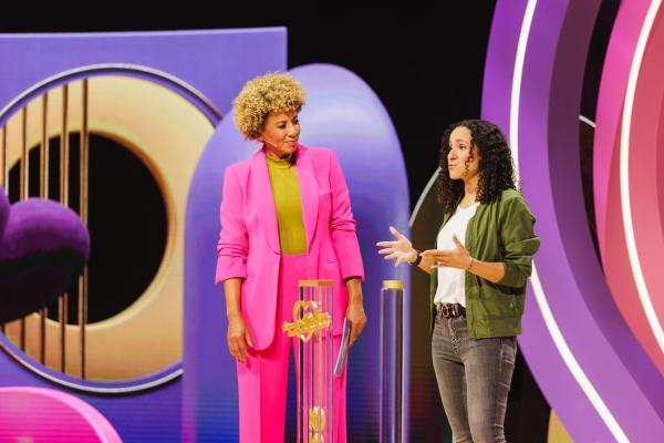 Bild 1 von 9: Arabella Kiesbauer (l.)