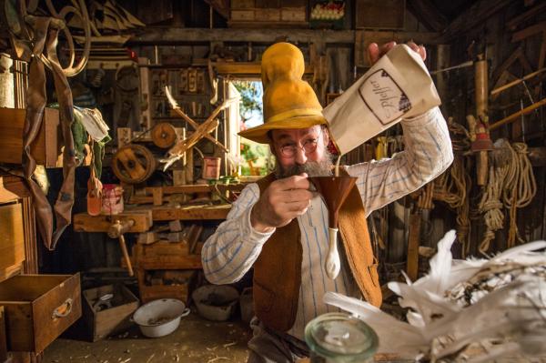 Bild 1 von 6: Pettersson (Ulrich Noethen) bereitet eine Erfindung vor, die den Fuchs verjagen soll.