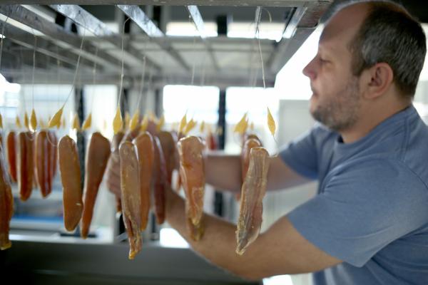 Bild 1 von 4: Petros überzieht die Avgotaraho mit einer dünnen Schicht aus Bienenwachs.