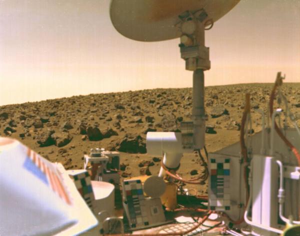 Bild 1 von 2: Der Mars hat einen besonderen Platz in der menschlichen Geschichte. Liegt die Faszination mit dem roten Planeten an seiner Farbe oder einer tiefen außerirdischen Verbindung zu ihm? Die NASA erforscht seit 40 Jahren diesen Planeten und könnte Beweise auf außerirdisches Leben gefunden haben ...