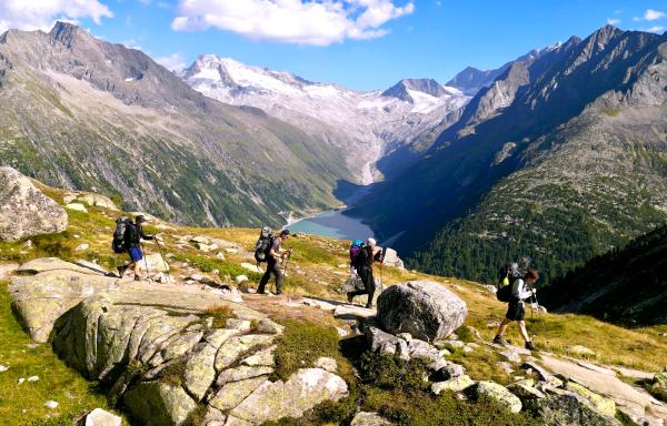 Bild 1 von 3: Auf dem Traumpfad: Wandergruppe in den Hintertuxer Alpen oberhalb des Schlegeis-Stausees