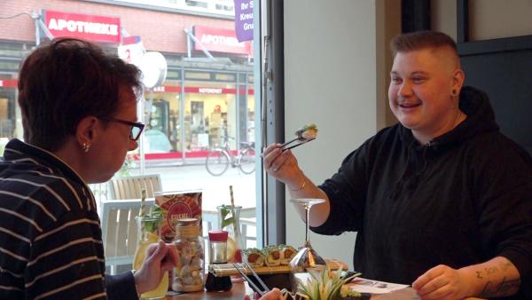 Bild 1 von 2: Damian (re.) ist überglücklich. Er darf offiziell bei Katharina wohnen. Das feiern sie mit einem besonderen Essen.