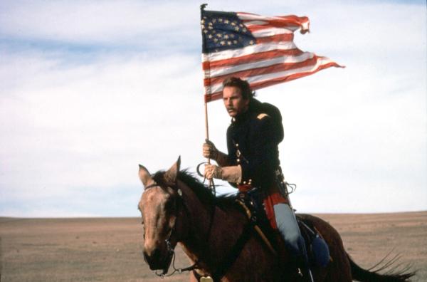 Bild 1 von 8: Offizier Dunbar (Kevin Costner) macht sich mit seinem treuen Pferd Cisco auf die Suche nach dem Indianerstamm, um mit ihnen zu handeln und zu reden.