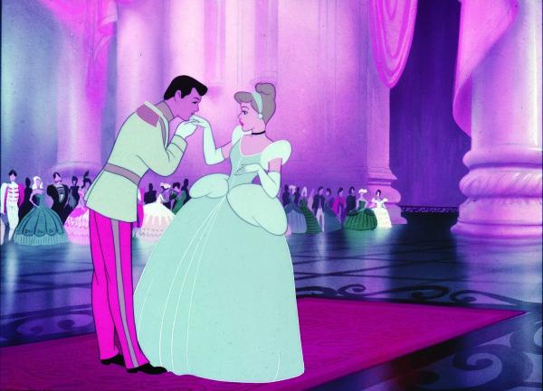 Bild 1 von 28: Das liebenswürdige Mädchen Cinderella träumt von ihrem Märchenprinzen. Doch viel Zeit dazu hat sie nicht, da sie ihrer Stiefmutter und deren boshaften Töchtern als Magd dienen muss. Ihr größter Traum ist es, mit zum Ball des Prinzen gehen zu dürfen. Da kommen ihr die lustigen Mäuse Jacques und Karli zu Hilfe - und mit einer großen Portion Bibbidi-bobbidi-boo-Zauber der guten Fee versuchen sie, Cinderellas größten Herzenswunsch wahr werden zu lassen.