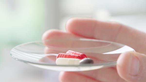 Bild 1 von 2: Pillen auf einem Glasteller: Placebos können zum Beispiel Schmerzen lindern.