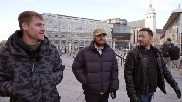 Bild 1 von 6: Gemeinsam mit seinen Schwagern Peter und Florian geht es nach Köln. Für Servet ist es das erste Mal in der Rheinmetropole: beeindruckende Architektur, lebendige Innenstadt und das bunte Treiben einer Millionenstadt.