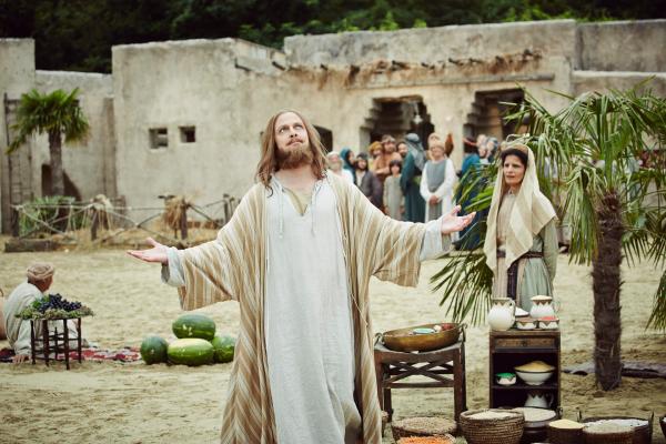 Bild 1 von 12: Holger Stockhaus als Jesus bei der Bergpredigt.