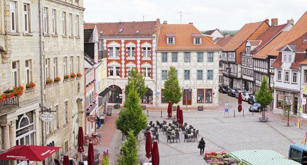 Bild 1 von 3: Bild: der denkmalgeschützte historische Marktplatz in Helmstedt, Niedersachsen