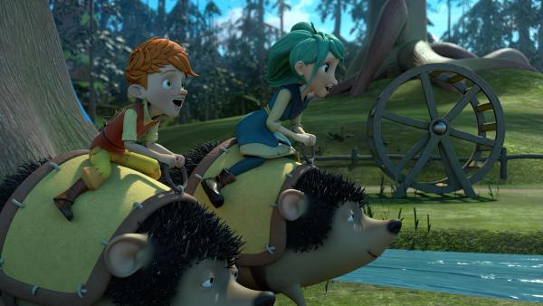 Bild 1 von 3: Bevor sie Klincus bei der Suche nach seinen Eltern helfen, nehmen Yuki (links) und Glyn (rechts), auf Anweisung von Tipsar, noch ein paar Igel-Reitstunden.