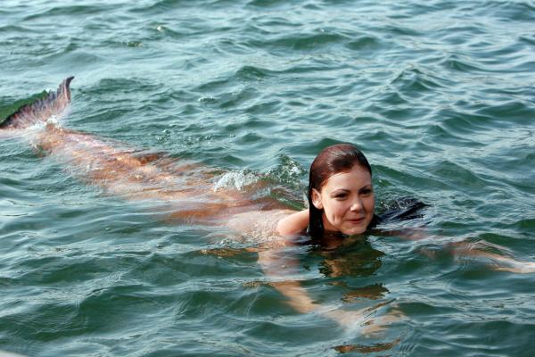 Bild 1 von 2: Charlotte (Brittany Byrnes) wartet gespannt, was Lewis dazu sagen wird, dass sie nun auch eine Meerjungfrau ist.