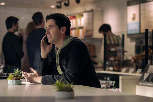 Bild 1 von 2: Jimmy (Paul W. Downs), Deborahs Agent, setzt alle Hebel in Bewegung. Deborah hat sich ihre eigene Late-Night-Show in den Kopf gesetzt. Überzeugt von ihrem Talent lässt er nicht locker.