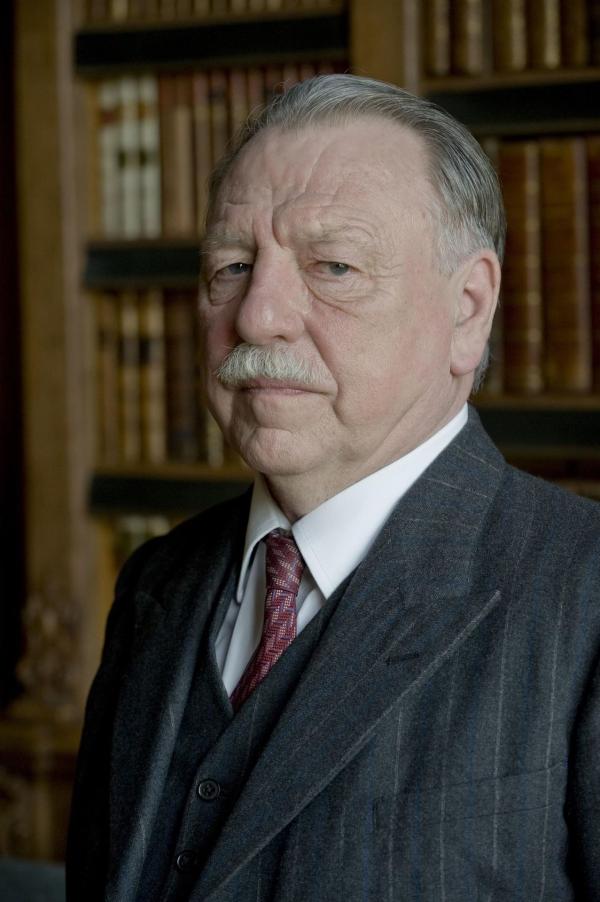 Bild 1 von 9: Rex Fortescue (Kenneth Cranham)