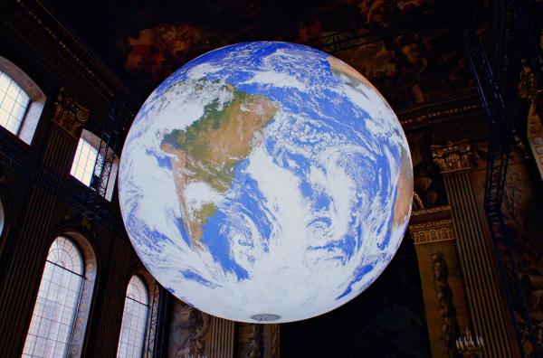 Bild 1 von 5: Die Arbeit des britischen Künstlers Luke Jerram mit dem Titel ?Gaia? erinnert an die ersten Bilder, die die \