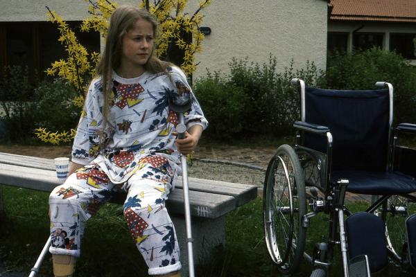 Bild 1 von 3: Anna Pelzer (Silvia Seidel) hat Mut gefasst und übt verbissen mit ihren Krücken.