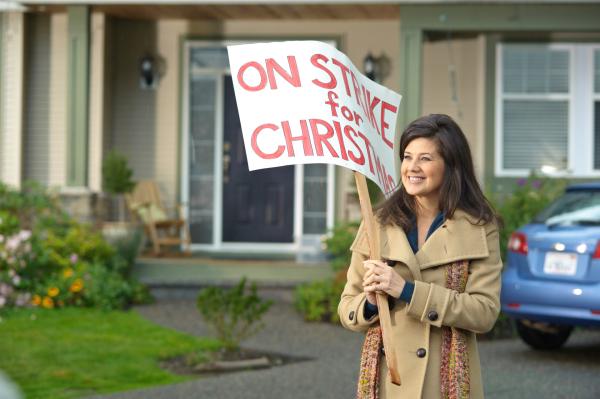 Bild 1 von 3: Joy Robertson (Daphne Zuniga) hat die Nase voll und tritt über Weihnachten in den Streik.
