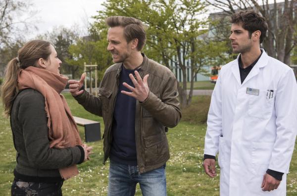 Bild 1 von 10: (v.l.n.r.) Eva (Sarina Radomski); Paul (Mike Hoffmann); Dr. Niklas Ahrend (Roy Peter Link)