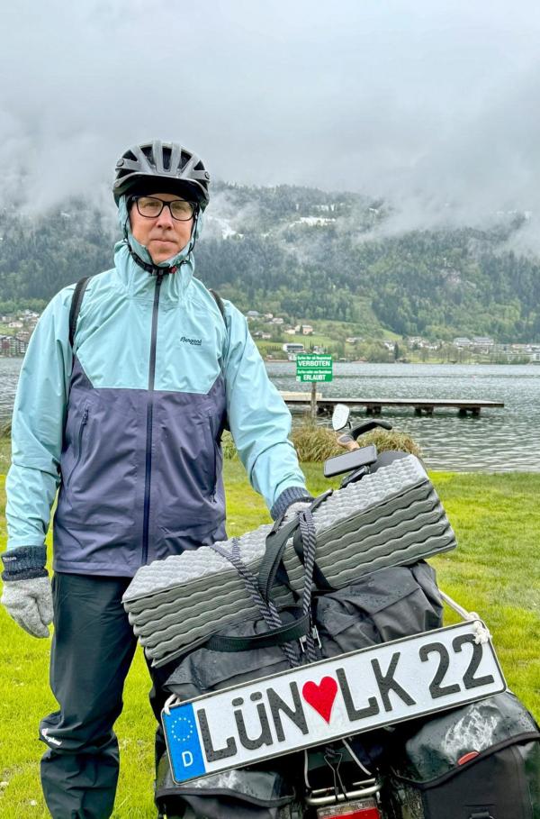 Bild 1 von 4: Heiko am Ossiacher See. Das Nummernschild von Lena fährt 4.000 km mit.