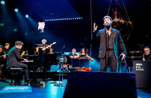Bild 1 von 1: Zusammen mit der SWR Big Band begeisterte Calum Scott das Publikum beim Abschlusskonzert des diesjährigen SWR3 New Pop Festivals im Festspielhaus in Baden-Baden.