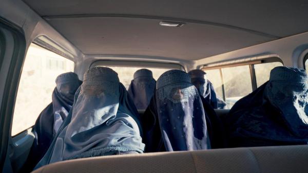 Bild 1 von 1: Im Bild: Krankenhausmitarbeiterinnen in Afghanistan auf dem Weg in die Arbeit: Frauen müssen verschleiert sein und von einem Mann gefahren werden.