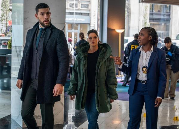 Bild 1 von 8: (v.l.n.r.) Special Agent Omar Adom 'OA' Zidan (Zeeko Zaki); Special Agent Maggie Bell (Missy Peregrym); Detective Chase (Cortney Gift)