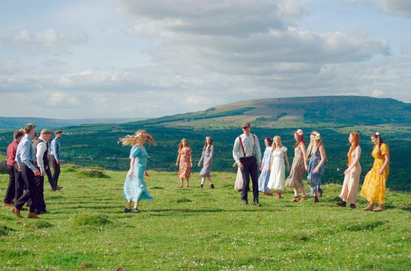 Bild 1 von 5: Eine Tanzgruppe widmet sich auf einem Hügel einem der ausgewöhnlichsten irischen Tänze, dem Rince Fada. Die Geschichte dieses Tanzes geht bis ins 16. Jahrhundert zurück.