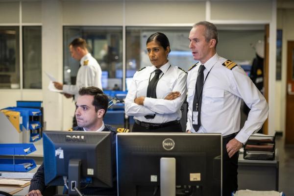 Bild 1 von 8: Konter-Admiral Shaw (Stephen Dillane, r.) und seine Adjutantin Erin Branning (Lolita Chakrabarti, M.) sind beunruhigt: Der Funkkontakt zur \