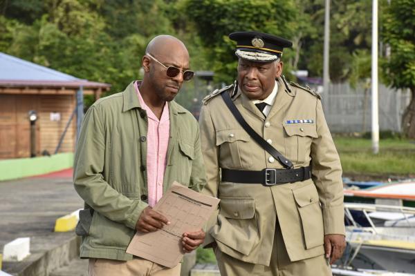 Bild 1 von 4: Eigentlich will Detective Mervin Wilson (Don Gilet, l.) die Insel verlassen, doch ein weiterer spannender Fall hält ihn zurück und er hilft bei den Ermittlungen. Commissioner Selwyn Patterson (Don Warrington, r.) ist an seiner Seite.