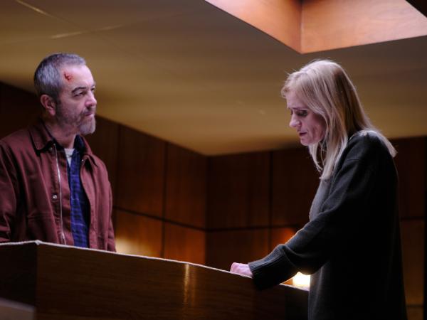 Bild 1 von 4: Danny ((James Nesbitt) und seine Ex-Frau Susannah (Anne-Marie Duff) trauern am Sarg ihrer toten Tochter.