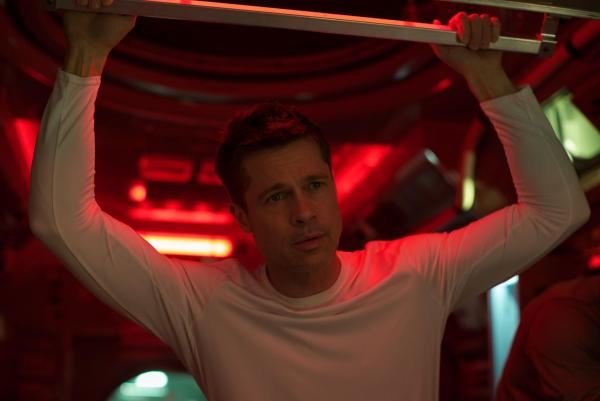 Bild 1 von 9: Roy McBride (Brad Pitt)